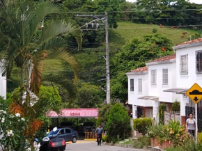 Segundo piso, dos habitaciones Floridablanca, 10 min del Hospital Internacional, casco urbano